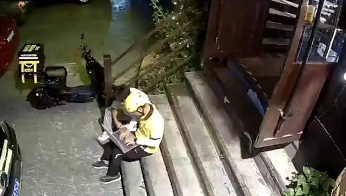 พนง.ส่งอาหารจีน 