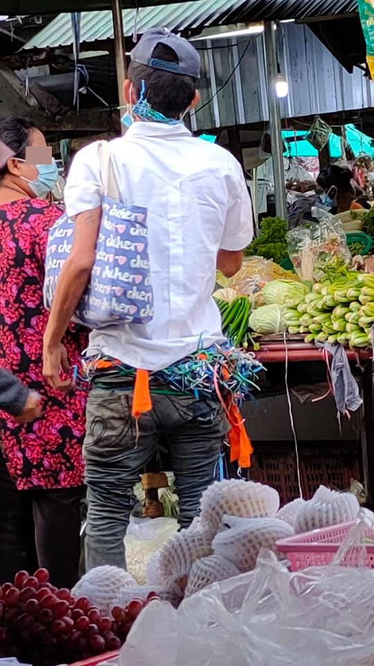 ชาวบ้านผวา ชายชุดขาวเปิดแมสก์บุกตลาดสด ใครไม่ทำตามใจ โดนด่ากราด
