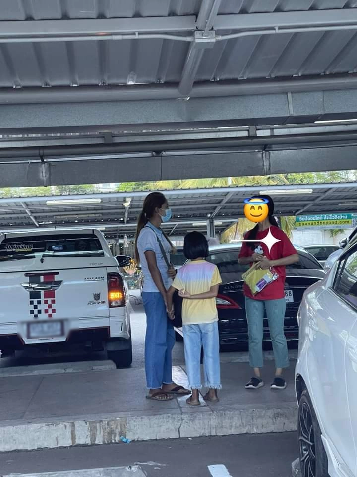 แม่พาลูกเดินขอเงิน