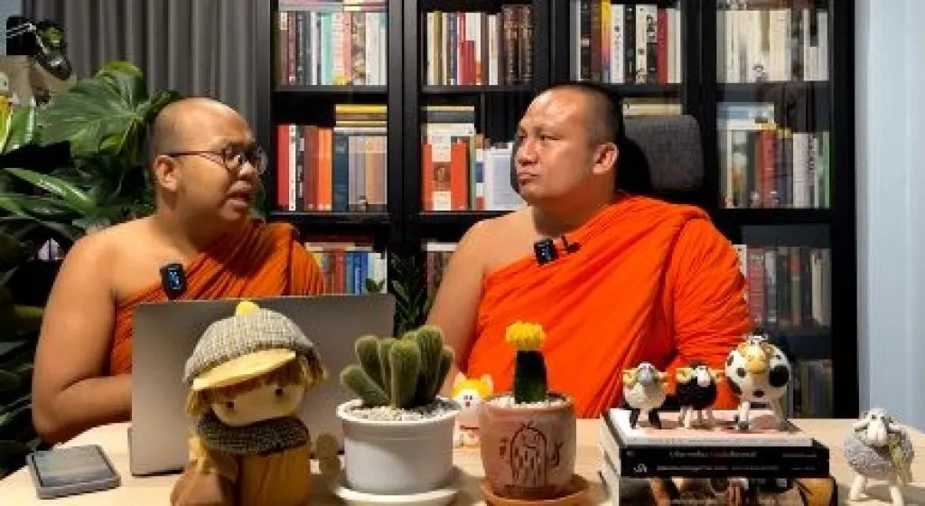  พระมหาไพรวัลย์ วรวณฺโณ และพระมหาสมปอง