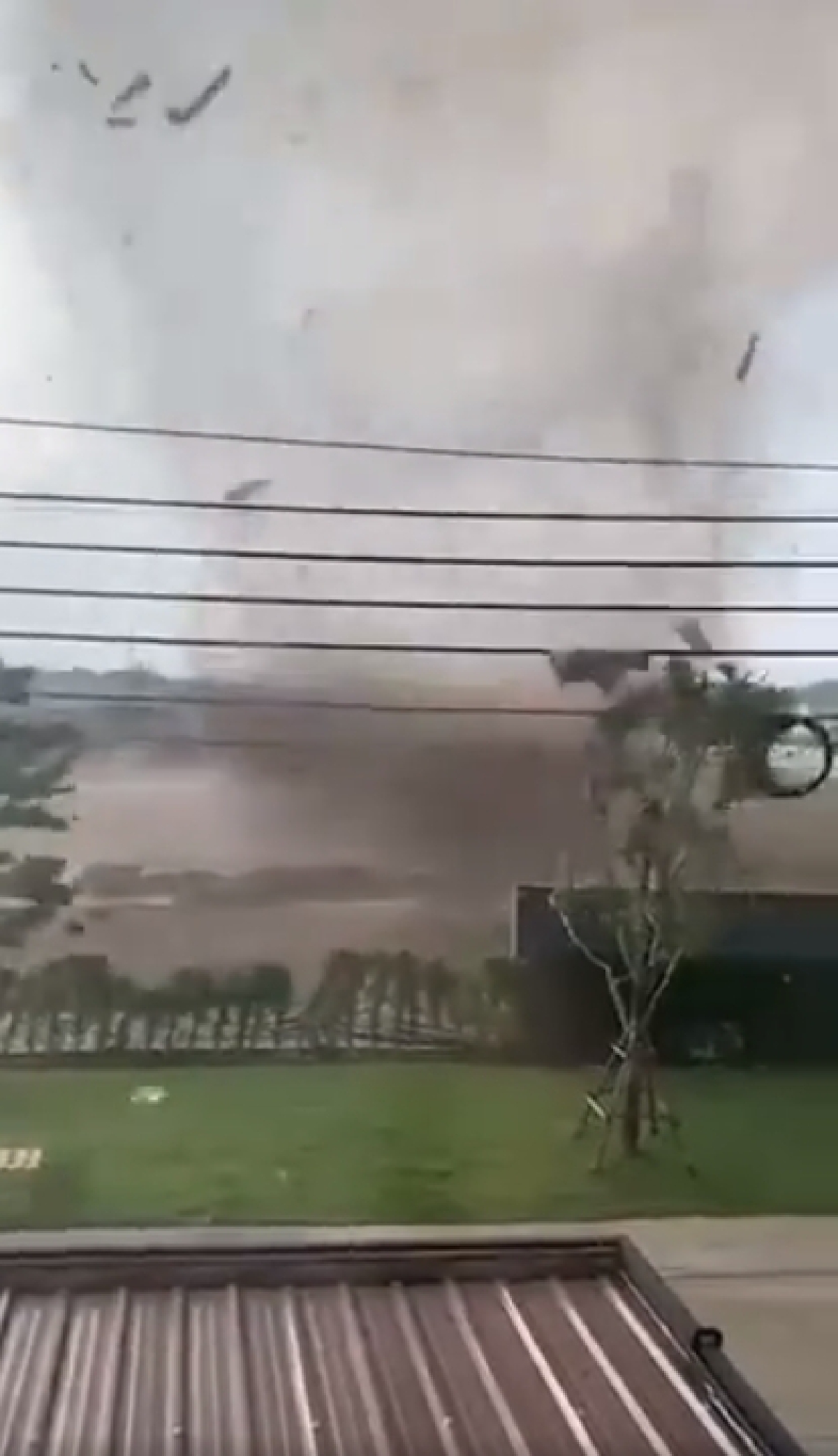 เจ้าของบ้านลมแทบจับ  เจอพายุหมุนอยู่หน้าบ้าน ในพื้นที่กรุงเทพฯ