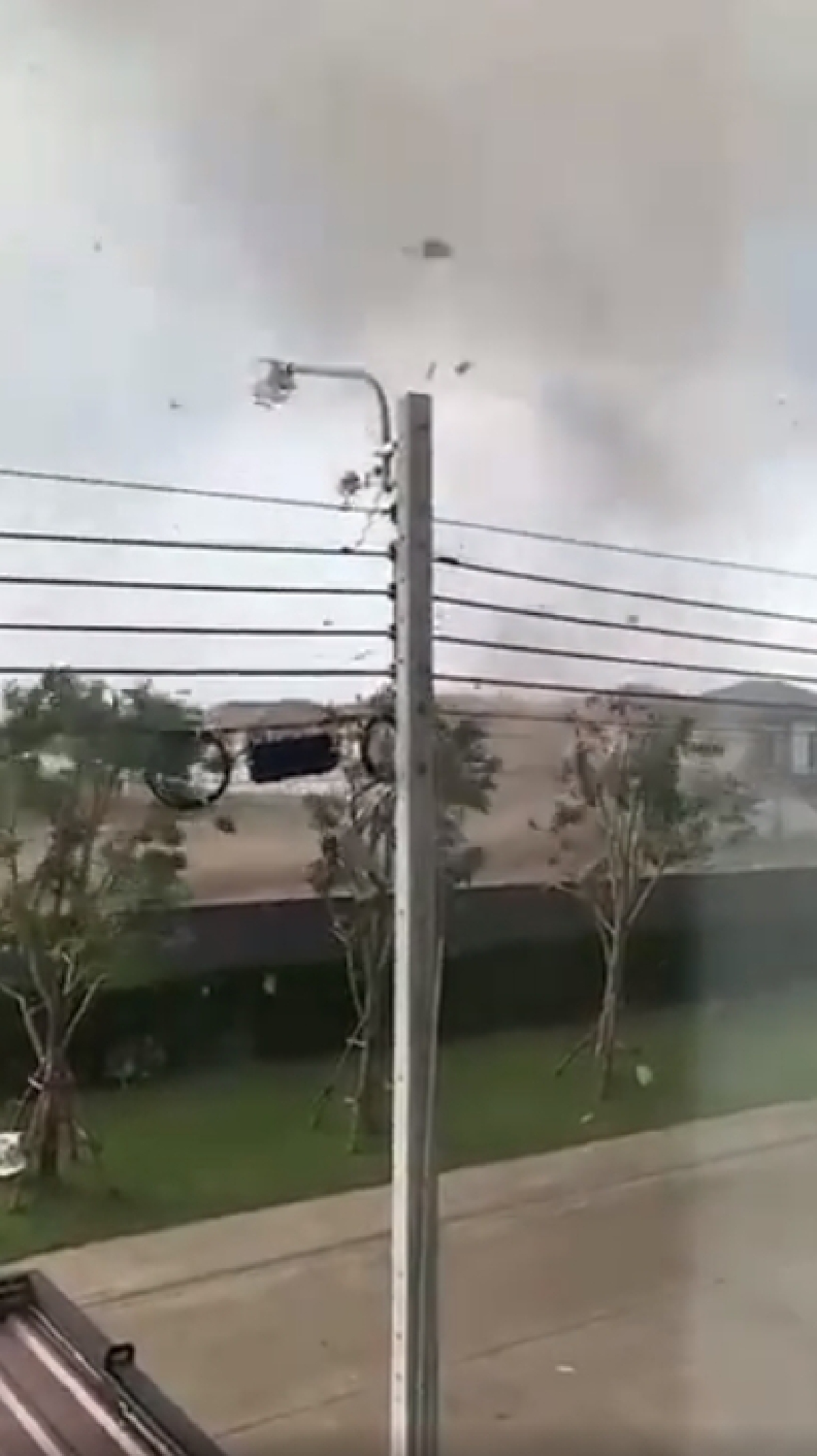 เจ้าของบ้านลมแทบจับ  เจอพายุหมุนอยู่หน้าบ้าน ในพื้นที่กรุงเทพฯ