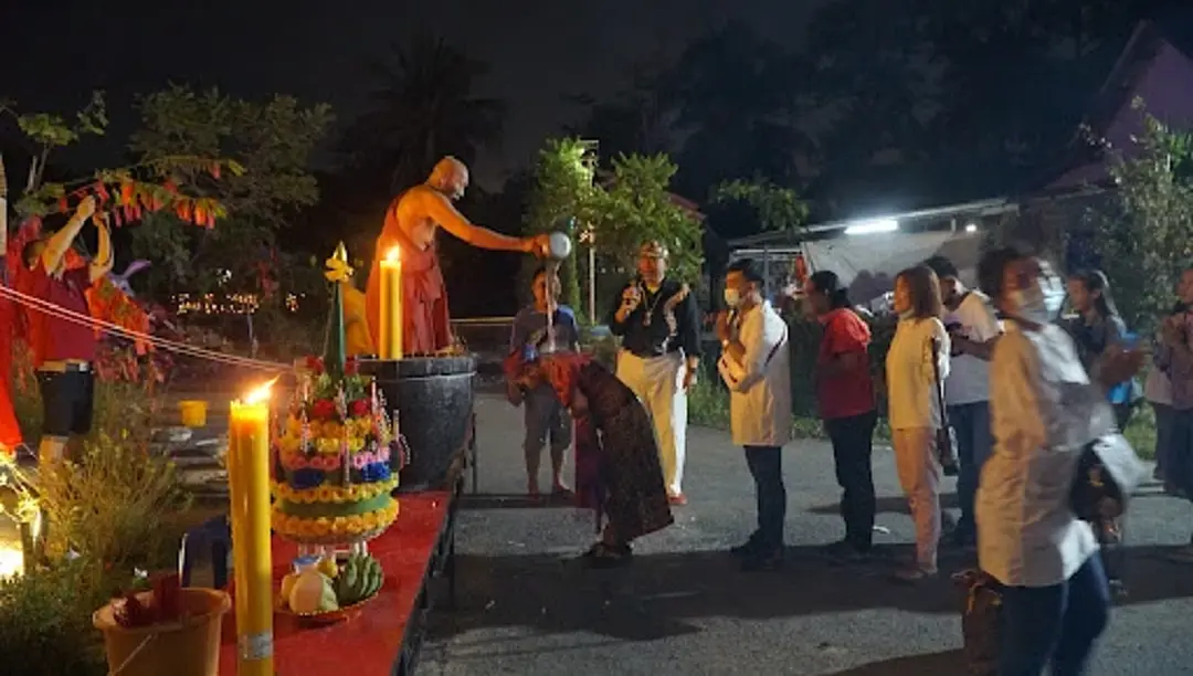 อาบน้ำใต้แสงจันทร์