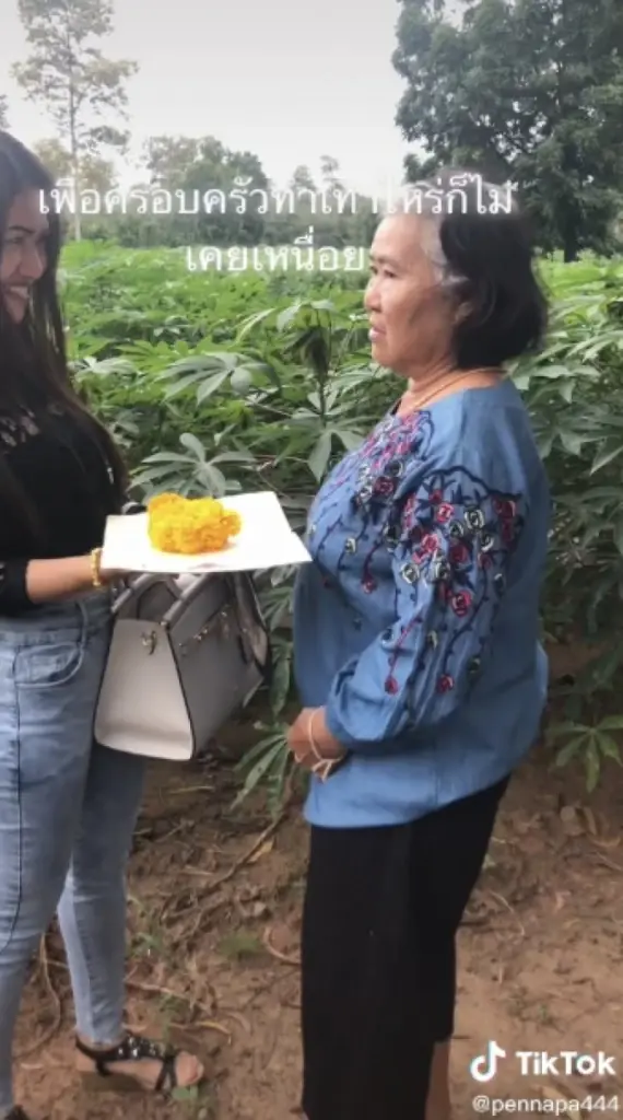 สาวเซอร์ไพรส์แม่ พาไปดูที่ดินที่เคยขายเพราะติดหนี้ ก่อนจะยื่นโฉนดให้