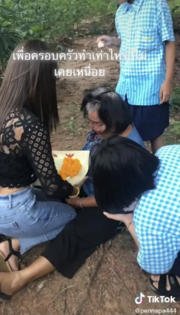 สาวเซอร์ไพรส์แม่ พาไปดูที่ดินที่เคยขายเพราะติดหนี้ ก่อนจะยื่นโฉนดให้