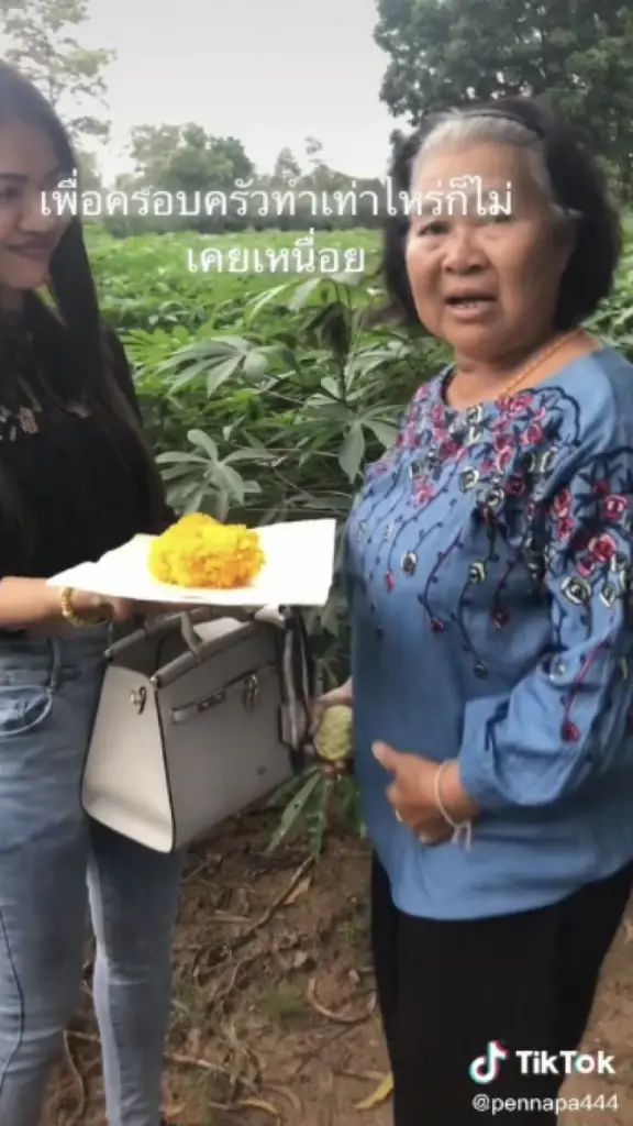สาวเซอร์ไพรส์แม่ พาไปดูที่ดินที่เคยขายเพราะติดหนี้ ก่อนจะยื่นโฉนดให้