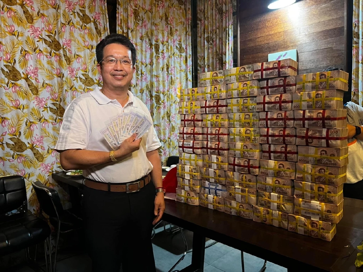 โฉมหน้า หนุ่มปราจีนบุรี ดวงเฮง! รับโชคใหญ่ ถูกรางวัลที่ 1 ชุด 8 ใบ