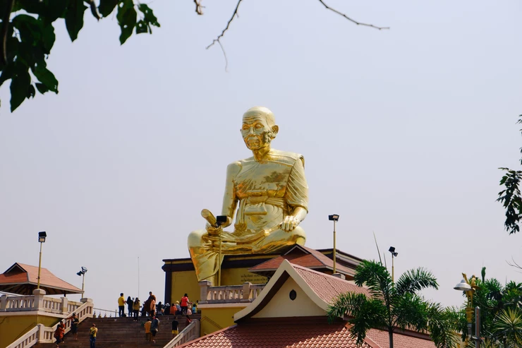 ไหว้หลวงพ่อคูณ หลวงพ่อคูณองค์ใหญ่ เปิดวิธีบูชา หลวงพ่อคูณ พร้อม คาถาไหว้หลวงพ่อคูณ