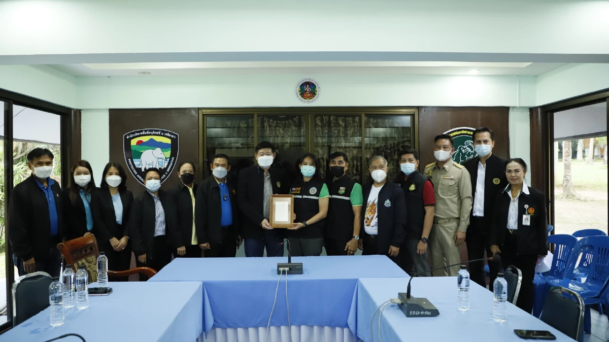 พีระศักดิ์ นำทีมมอบสิ่งของบรรเทาทุกข์โควิด-19 ให้อุทยานเขาชะเมา-เขาวง