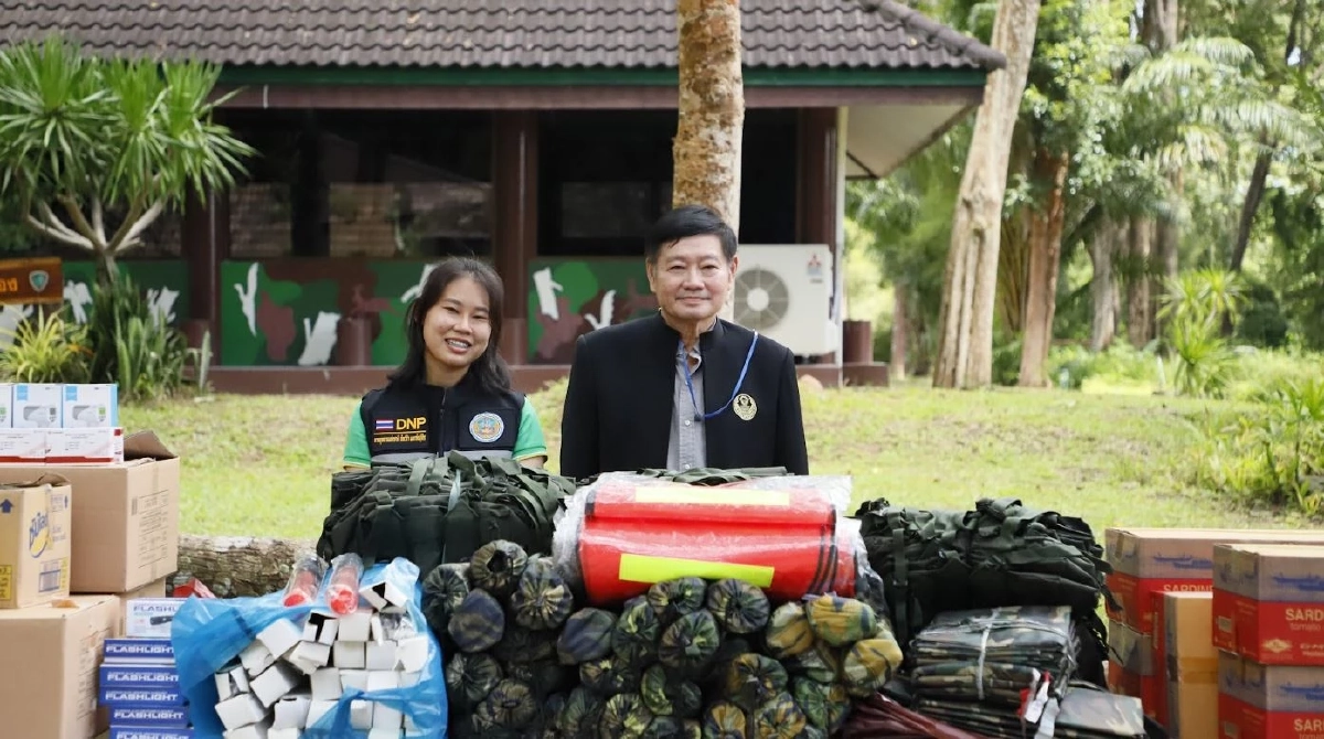 พีระศักดิ์ พอจิต นำทีมมอบสิ่งของบรรเทาทุกข์จากสถานการณ์โควิด-19 ให้เจ้าหน้าที่อุทยานแห่งชาติเขาชะเมา-เขาวง