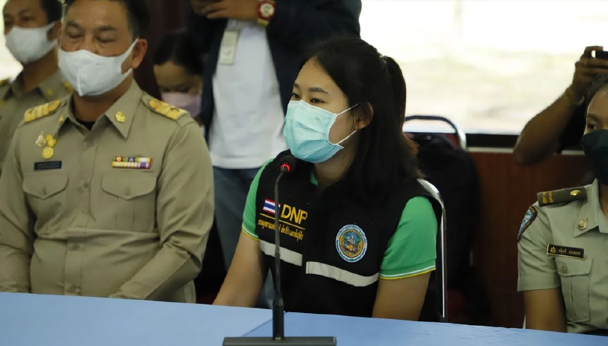 พีระศักดิ์ พอจิต นำทีมมอบสิ่งของบรรเทาทุกข์จากสถานการณ์โควิด-19 ให้เจ้าหน้าที่อุทยานแห่งชาติเขาชะเมา-เขาวง