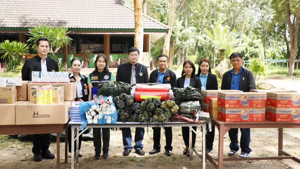 พีระศักดิ์ นำทีมมอบสิ่งของบรรเทาทุกข์โควิด-19 ให้อุทยานเขาชะเมา-เขาวง