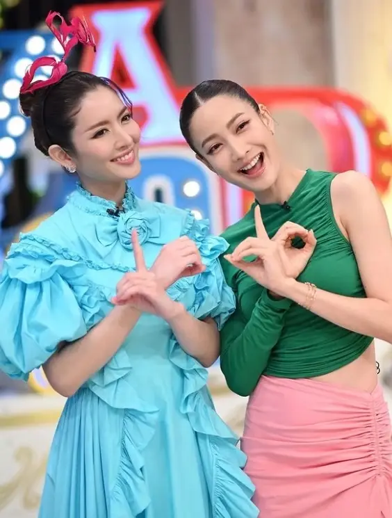 แอฟ ทักษอร เปลี่ยนลุคใหม่ใส่เสื้อแหวกเอว ทำคอมเมนต์สนั่นไอจี 