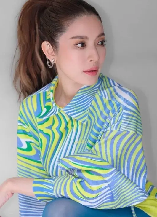 แอฟ ทักษอร เปลี่ยนลุคใหม่ใส่เสื้อแหวกเอว ทำคอมเมนต์สนั่นไอจี 