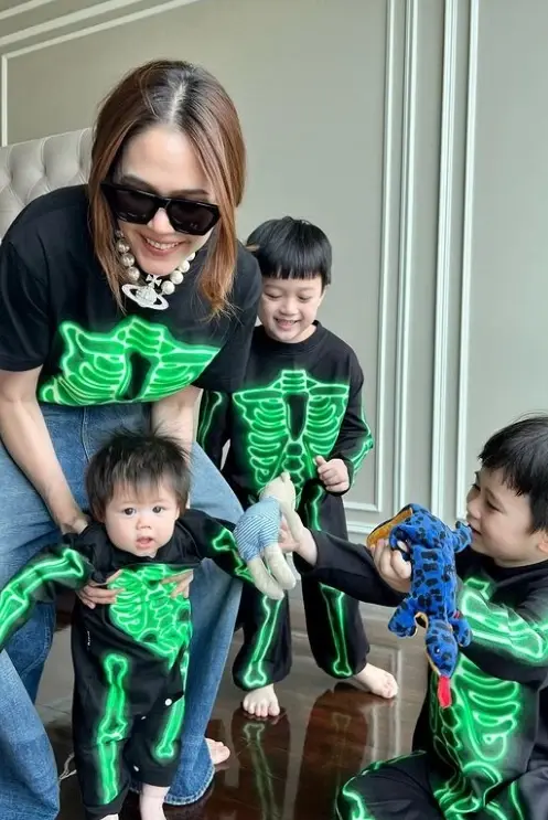 ชมพู่ อารยา-น็อต วิศรุต จับลูกๆแต่งตัวต้อนรับฮาโลวีน / สายฟ้า-พายุ-แอบิเกล