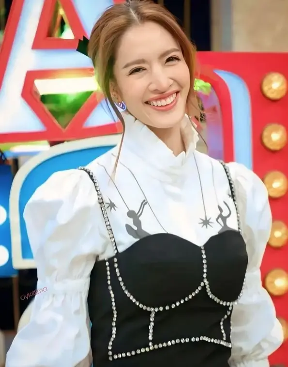 เปิดภาพล่าสุด แอฟ ทักษอร กับลุคที่ไม่ค่อยมีใครได้เห็น สวยเท่มาก