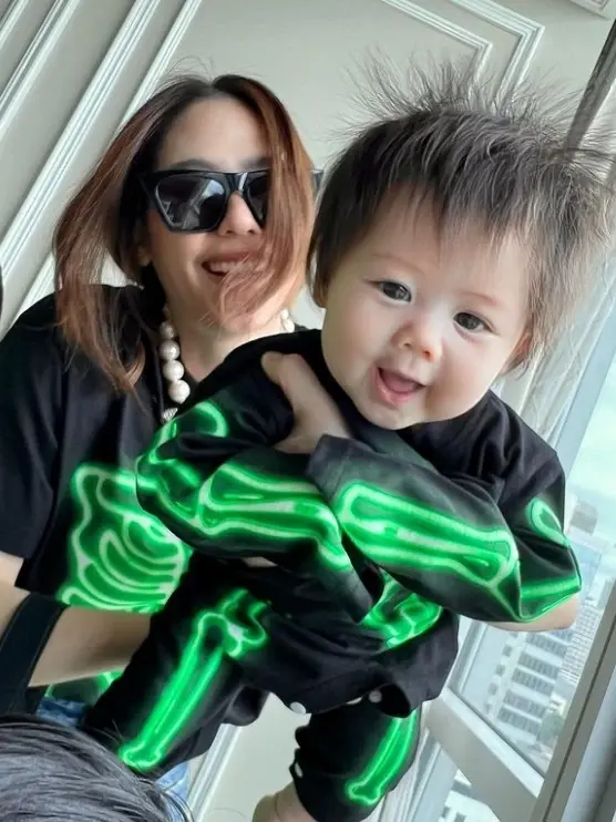 ชมพู่ อารยา-น็อต วิศรุต จับลูกๆแต่งตัวต้อนรับฮาโลวีน / สายฟ้า-พายุ-แอบิเกล