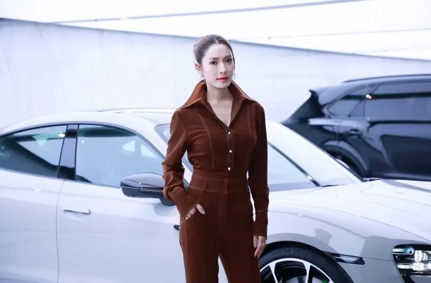 เปิดภาพล่าสุด แอฟ ทักษอร กับลุคที่ไม่ค่อยมีใครได้เห็น สวยเท่มาก