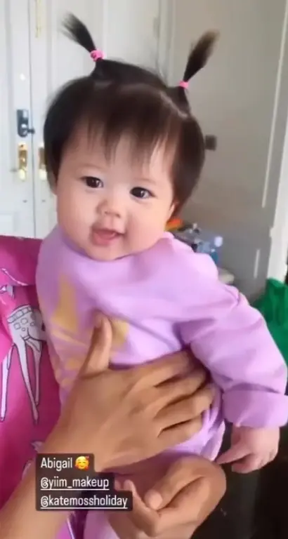 เปิดภาพล่าสุด น้องแอบิเกล ทายาทหมื่นล้าน ชมพู่-น็อต สะดุดตาผิวขาวอมชมพูมาก
