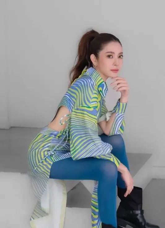 แอฟ ทักษอร เปลี่ยนลุคใหม่ใส่เสื้อแหวกเอว ทำคอมเมนต์สนั่นไอจี 