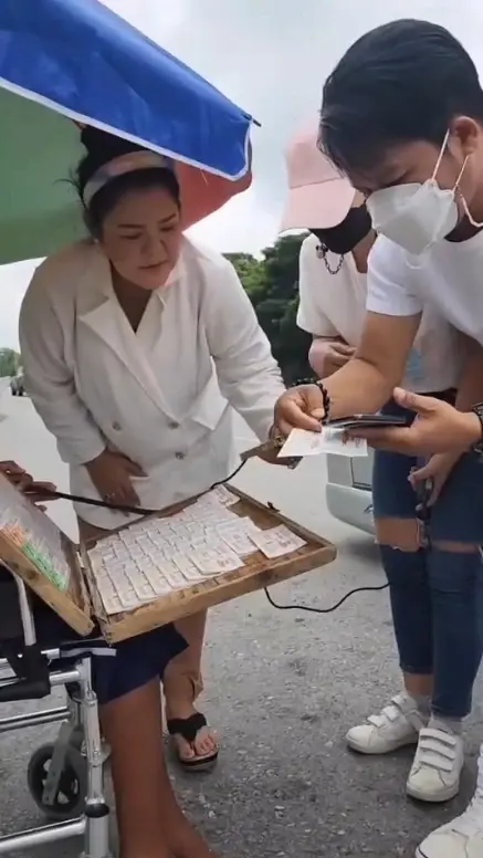 แห่ซูมเลข ฮาย อาภาพร วนรถกลับมาอุดหนุนลอตเตอรี่