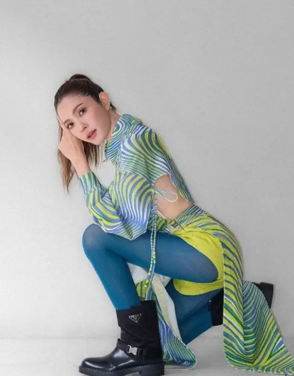 แอฟ ทักษอร เปลี่ยนลุคใหม่ใส่เสื้อแหวกเอว ทำคอมเมนต์สนั่นไอจี 