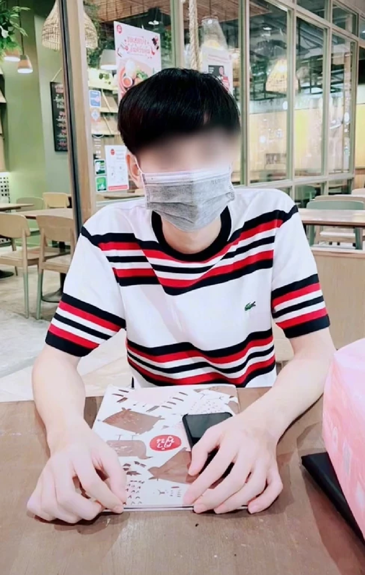 ตร.บุกรวบ เน็ตไอดอลชื่อดัง ชอบโชว์สไตล์การแต่งตัว ชีวิตจริงคนละเรื่อง