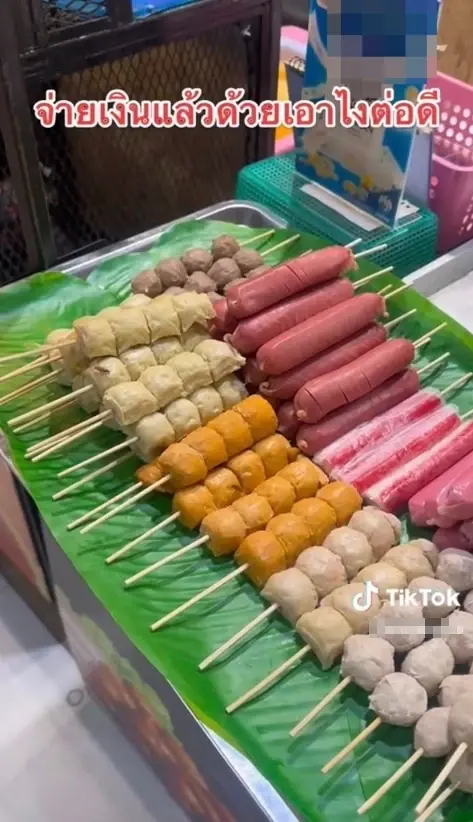 ลูกค้าซื้อลูกชิ้นทอด จ่ายเงินแล้วเพิ่งสังเกตเห็น มาเป็นตัวๆ ทำเอาแทบอ้วก