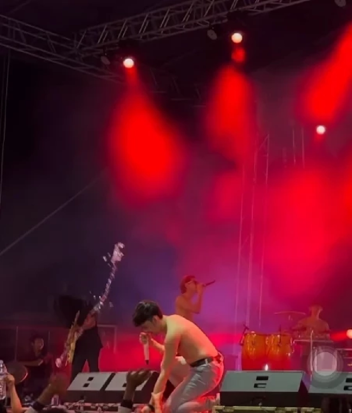 เอิร์ธ ฟิวเจอร์แบนด์ สุดทนเจอแขกสาดน้ำใส่ ทำไมค์ราคาครึ่งแสนพัง