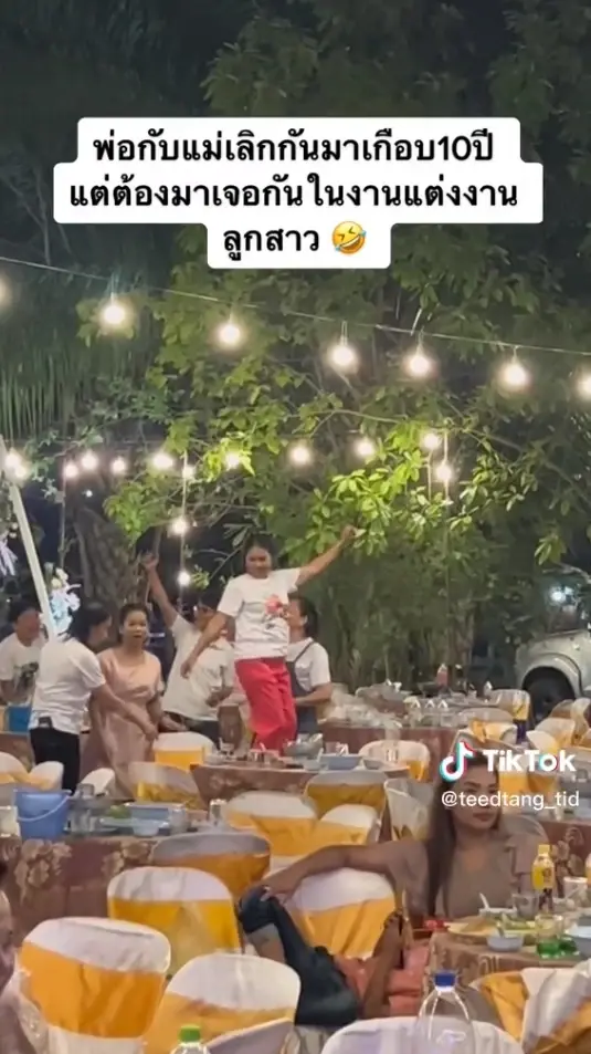 พ่อแม่เลิกกันไปนาน 10 ปี กลับมาเจอกันงานแต่งลูกสาว ออกลีลาไม่มีใครยอมใคร