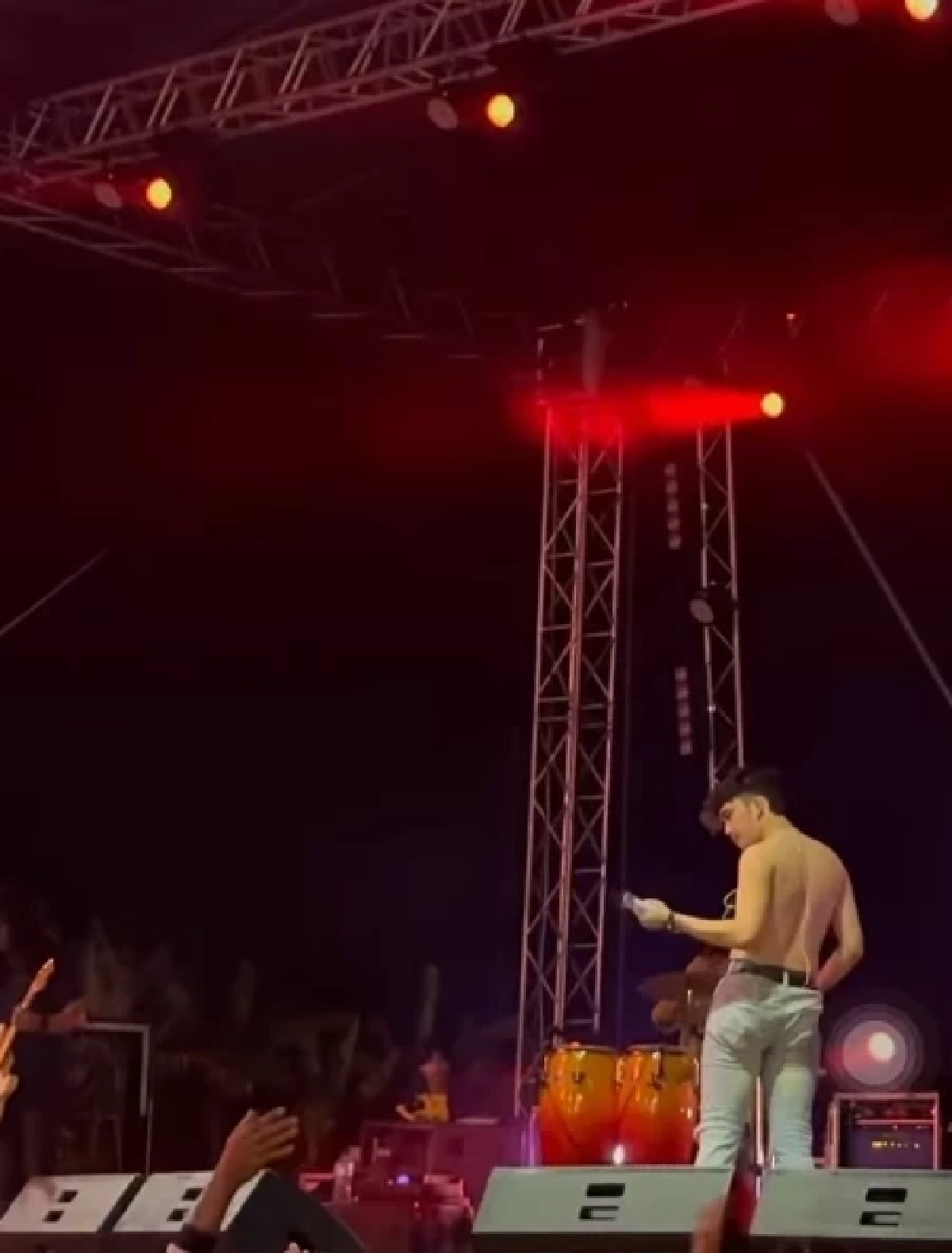 เอิร์ธ ฟิวเจอร์แบนด์ สุดทนเจอแขกสาดน้ำใส่ ทำไมค์ราคาครึ่งแสนพัง