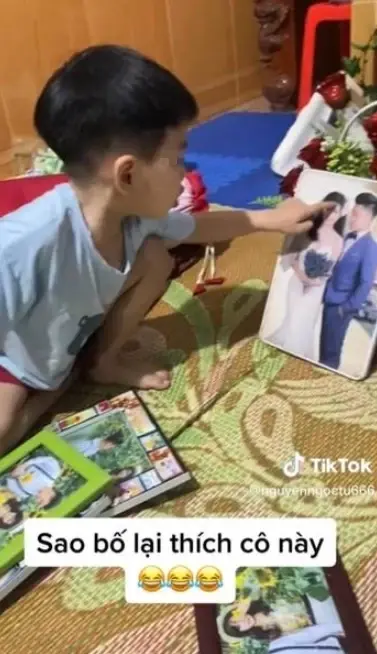 พ่อขำท้องแข็ง ลูกชายดูรูปแต่งงานของตน ก่อนวิจารณ์แรงเพราะจำแม่ไม่ได้