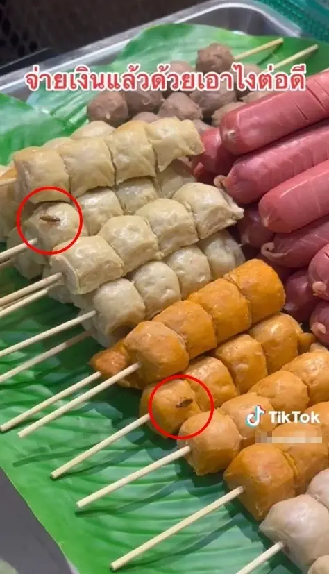 ลูกค้าซื้อลูกชิ้นทอด จ่ายเงินแล้วเพิ่งสังเกตเห็น มาเป็นตัวๆ ทำเอาแทบอ้วก