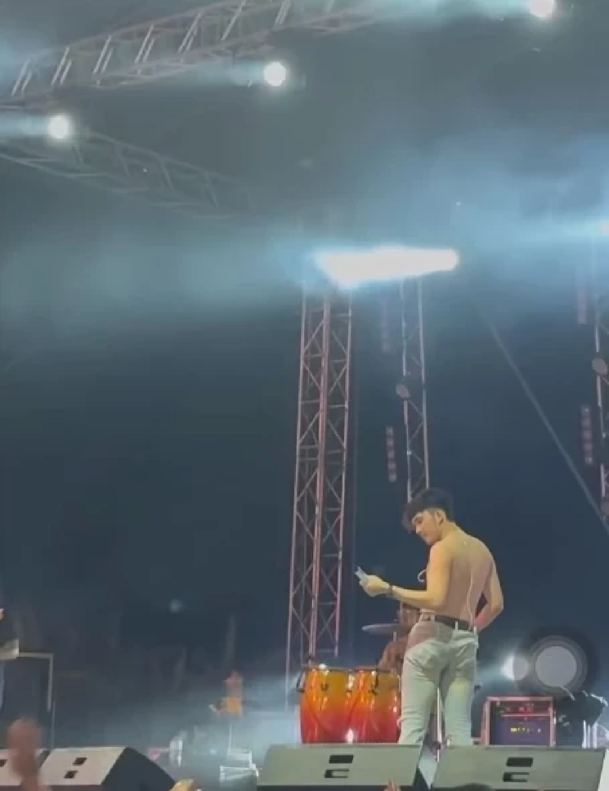 เอิร์ธ ฟิวเจอร์แบนด์ สุดทนเจอแขกสาดน้ำใส่ ทำไมค์ราคาครึ่งแสนพัง