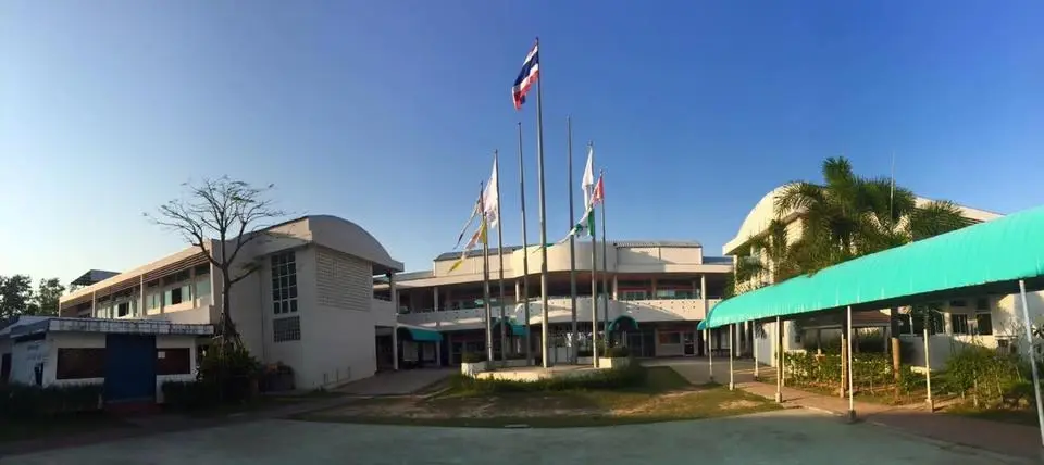 โรงเรียนออกแถลงณ์เหตุฉุกเฉิน ผู้ปกครองคลั่ง ถือปืนยาวบุกโรงเรียน