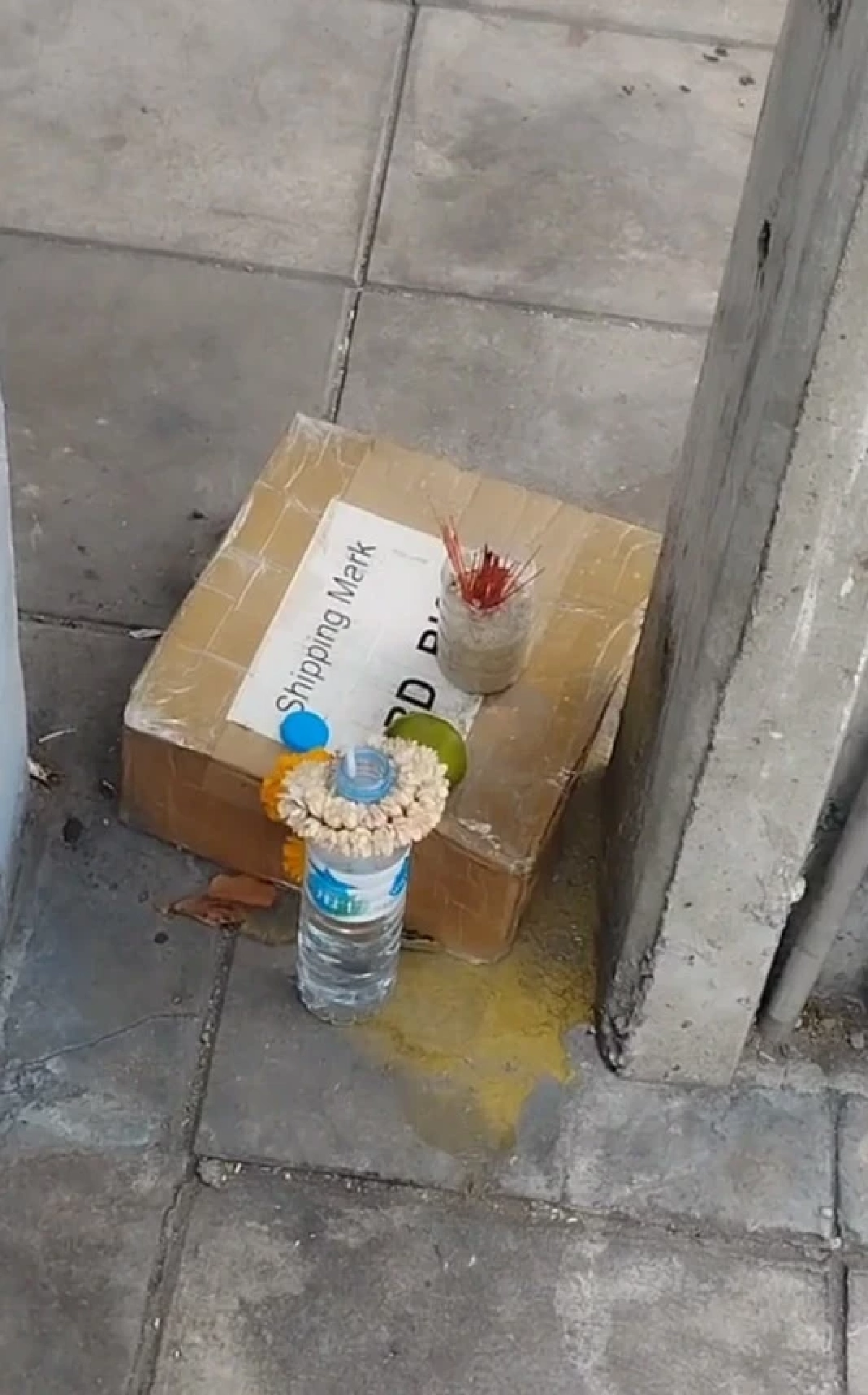 เจ้าของบ้านปิ๊งไอเดียเด็ด แก้เผ็ดพวกชอบทิ้งขยะหน้าบ้านคนอื่น เห็นผลทันตา