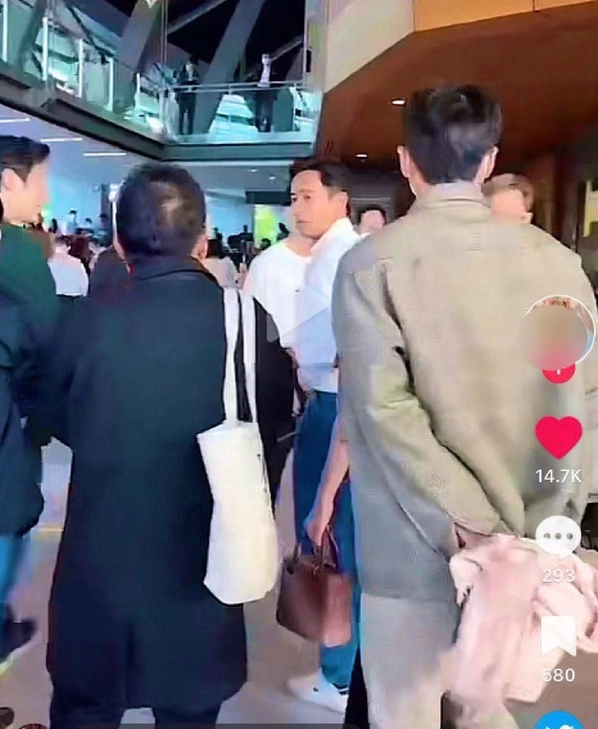 ชาวเน็ตตาดี เปิดคลิปอีกมุม แอฟ ไม่ได้มากับลูกสาว 2 คน แต่มีพระเอกมาด้วย