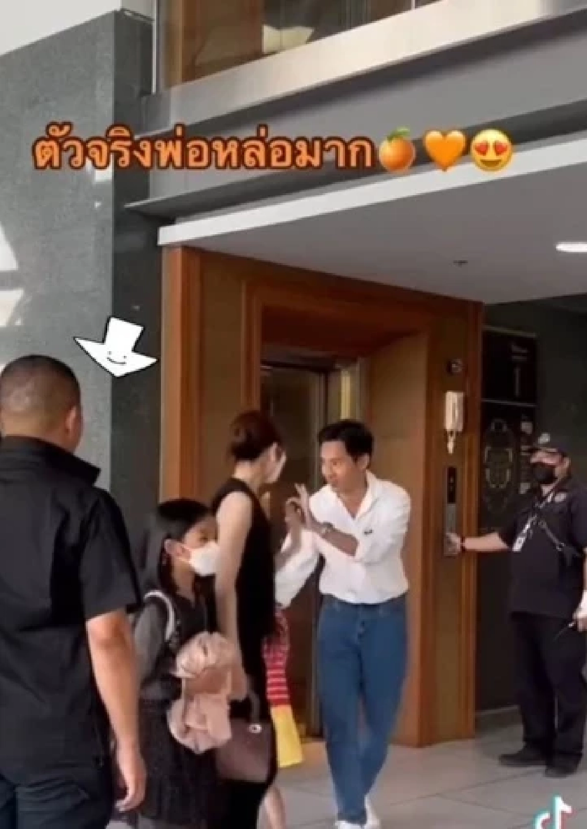 ชาวเน็ตตาดี เปิดคลิปอีกมุม แอฟ ไม่ได้มากับลูกสาว 2 คน แต่มีพระเอกมาด้วย