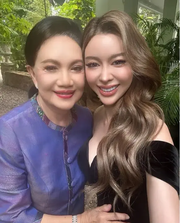 เปิดภาพล่าสุด "มี้ พิศมัย" ร่วมเเฟรม "ไอซ์ ปรีชญา" สวยแพ็คคู่ กินกันไม่ลง