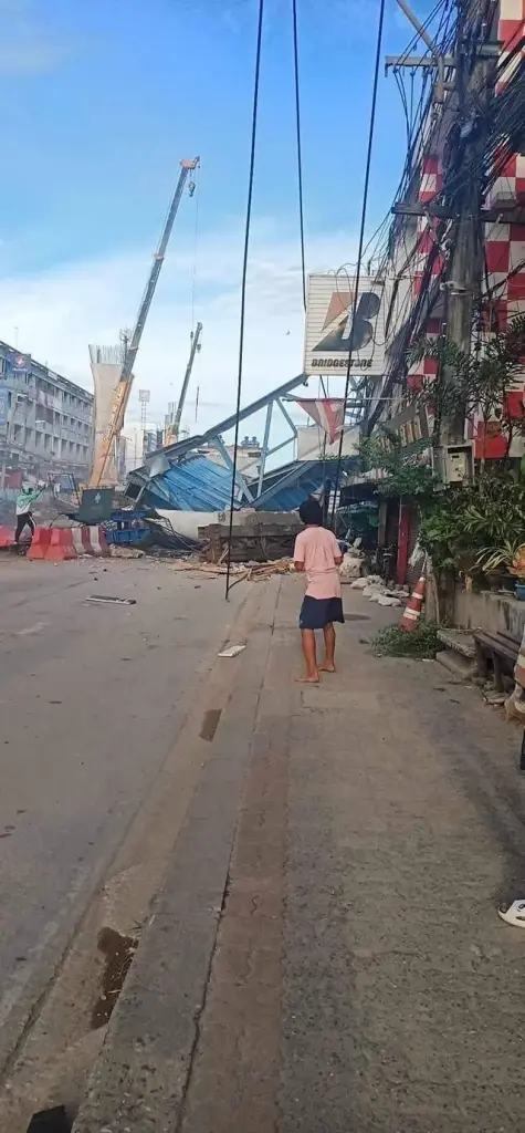 ระทึก คานก่อสร้างสะพานถล่ม ย่านลาดกระบัง