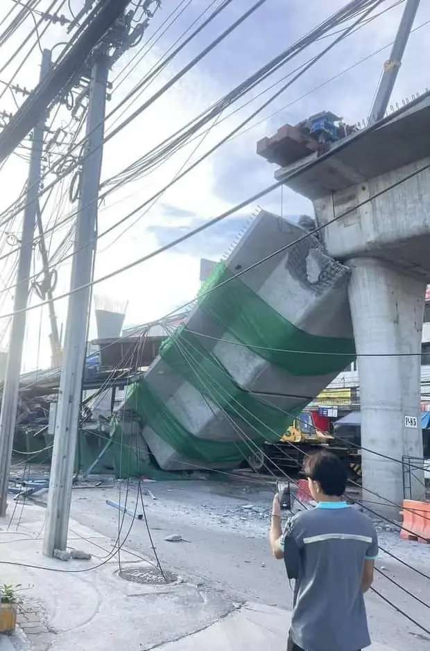 ระทึก คานก่อสร้างสะพานถล่ม ย่านลาดกระบัง