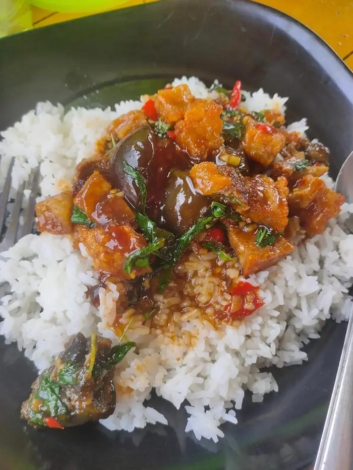 สาวโมโห สั่งกะเพราไข่เยี่ยวม้า เห็นที่ร้านทำกินไม่ลง แต่ชาวเน็ตเห็นต่าง
