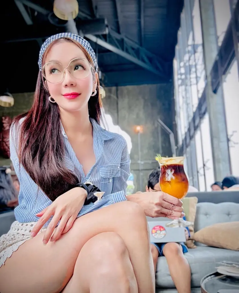 อ๋อม สกาวใจ โพสต์ภาพถือแก้วกาแฟส้ม ทำชาวเน็ตคอมเมนต์สนั่น