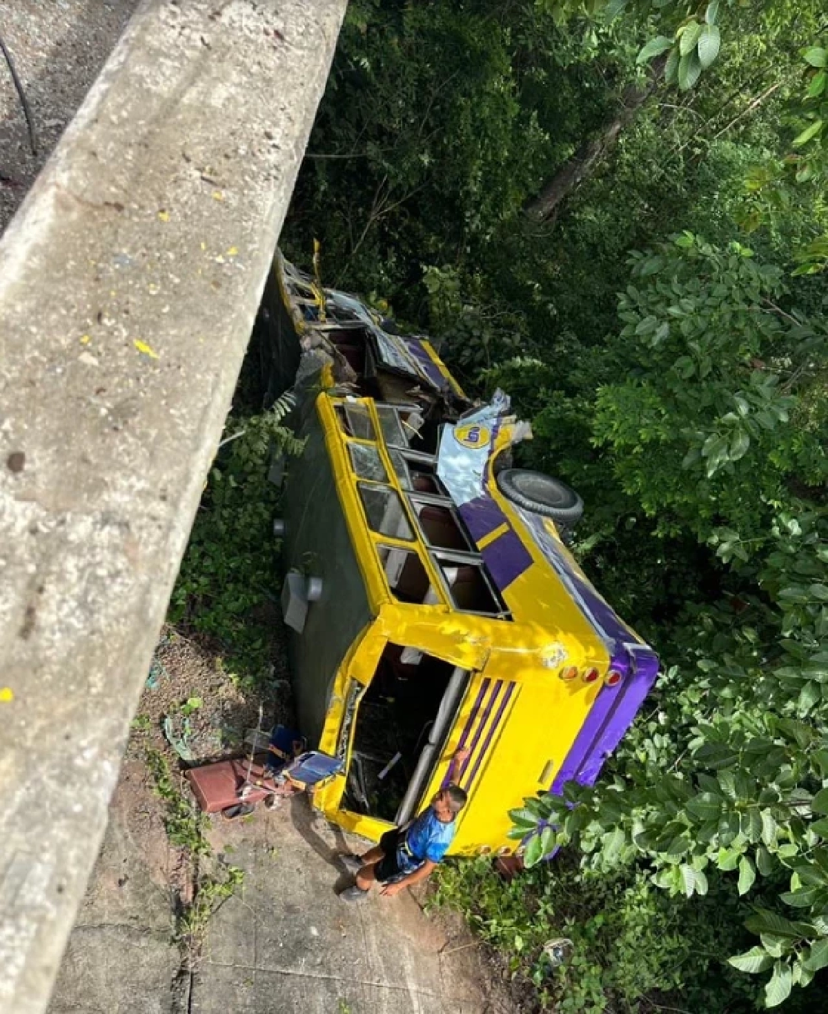 เพื่อนร่วมงานอาลัย ส.อ. หนึ่งในผู้เสียชีวิต เหตุรถบัสขนนักกีฬาตกเขา