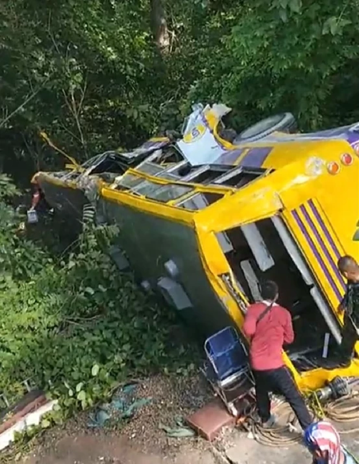 เพื่อนร่วมงานอาลัย ส.อ. หนึ่งในผู้เสียชีวิต เหตุรถบัสขนนักกีฬาตกเขา