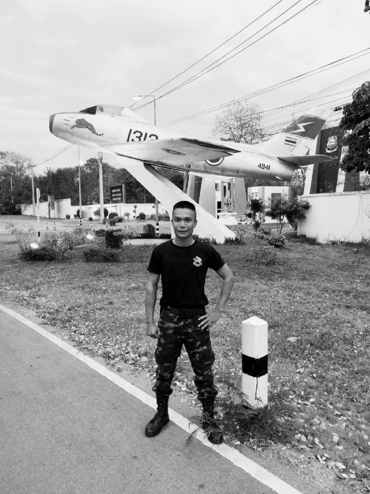 เพื่อนร่วมงานอาลัย ส.อ. หนึ่งในผู้เสียชีวิต เหตุรถบัสขนนักกีฬาตกเขา