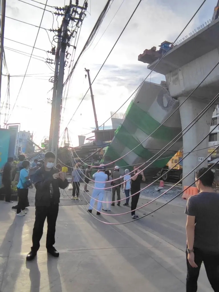 เปิดคลิปนาทีระทึก คานสะพานถล่มย่านลาดกระบัง บาดเจ็บอื้อ คร่าชีวิตแล้ว 2 ราย 