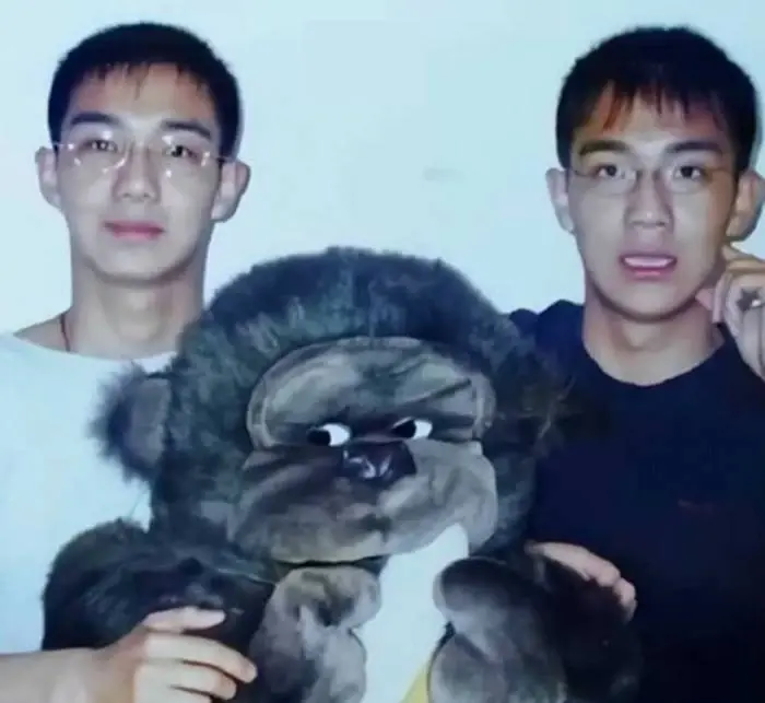 ฮือฮา แฝดตี๋แว่น อดีตหน้าหล่อ หลังแต่งงานเปลี่ยนไปสุดขั้ว คนสงสัยเจออะไรมา