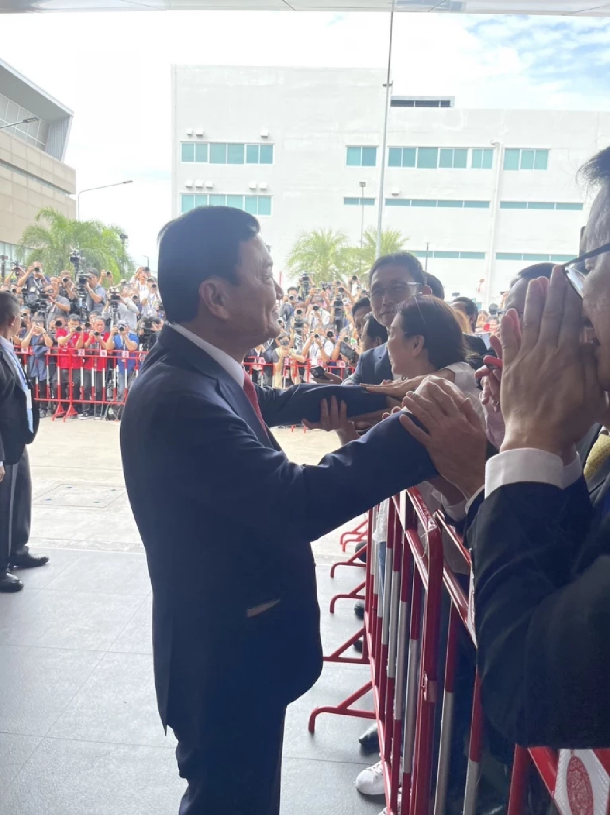 เผยสิ่งแรกที่ ทักษิณ ทำทันที หลังเดินทางถึงไทย