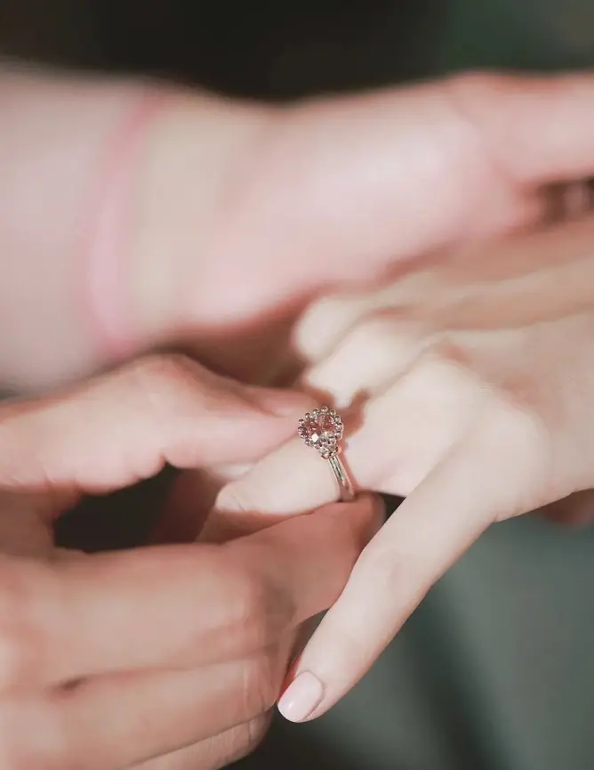 พระเอกดัง "บูม กิตตน์ก้อง" แต่งเงียบแฟนสาว "กีฟ ดราภดา" สุดอบอุ่นเรียบง่าย